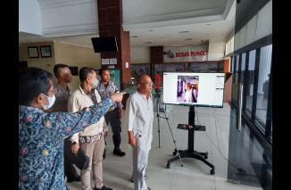Owner mimbarnasional.com Almudazir tengah dicek suhu dnegan alat baru disaksiikan Sekwan Raflis, Jumat 18 Februari 2022. (ndra) 