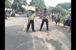 Penyidik Lakalantas Polres Dharmasraya olah TKP kecelakaan motor kontra minibus, Jumat 18 Februari 2022. (eko) 