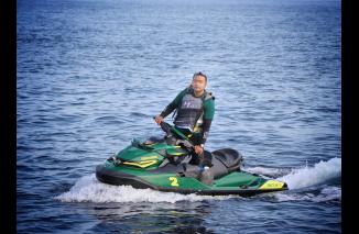 Zuhrizul sponzan  bilang gilaaa ketika Audy meluncur 350 knot dengan jet sky di lautan lepas Samudera Indonesia, Minggu 20 Februari 2022. (dok/ndr) 