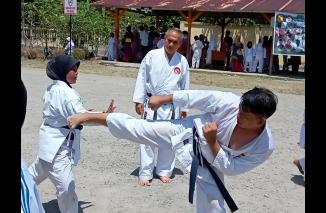 Sensei Regelita upgrade tekni kumite pada karateka Lemkari Padang, Minggu kemarin. (dok/rdi) 