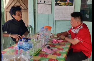 Dt Febby dan Ir Djoni tengah berdiskusi memperkaya muatan Taskap Lemhanasnya. (dok) 