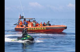 Wagub Audy Joinaldy dengan jet sky lahap 400 mil. laut jarak Sikakap-Padang, Selasa 22 Februari 2022. (dok/gusriko) 
