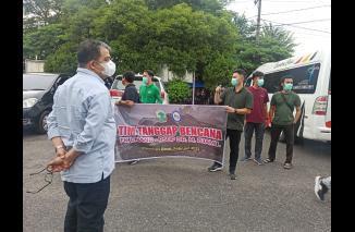 Rektor Unad Prof Yulinadri lepas Tim. Peduli Bencana ke lokasi bencana gempa bumi di Pasaman dan Pasaman Barat, Jumat 25 Februari 2022 di halaman Fak Kedokteran Unand Jati Kota Padang. (sis) 