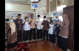 Bawaslu Agam resmikan dua. pojok pengawasan di perpustakaan nagari  di Agam, Jumat 25 Fenruari 2022. (dok/bwslagm) 