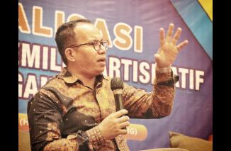 Komisioner Bawaslu Sumbar Vifner di Sosialisasi Pengawasan Partisipatif Pemilu 2024 oleh kalangan profesi, Sabtu 26/2-2022. (dok/ndra) 