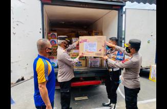 Kapolres Pessel lepas bantuan ke daerah Gempa Bumi Pasaman Barat. (dok/ri) 