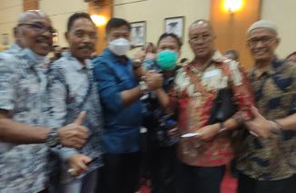 Salam komando dua Caketum setelah Prim menangi dua suara dari S Budi Syukur pada Mubes IKA FH Unand, Sabtu 26 Februari 2022.(dok) 
