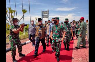 Jenderal TNI Dudung mendarat di BIM disambut Gubernur Sumbar Mahyeldi, Minggu 27 Februari 2022.(dok/diskominfotiksb) 
