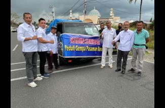 Simbolis diserahkan ke Pemkab Pasaman Barat, setelah itu Ketua Umum Kadin dan pengurus inti terobos malam antar bantuan ke berbagai lokasi pengungsian, Senin 28 Februari 2022. (dok/kadin) 