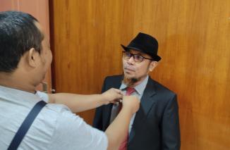 Arif Yumardi dengan kameraman Gusriko lagi sesi foto untuk branding maju Calon DPD RI, Kamis 17 Februari 2022. (dok)