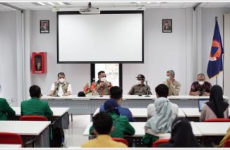 Rektor Unand terima laporan Tim Pusat Studi Bencana setelah melakukan assessment ke daerah bencana. (dok/unand) 