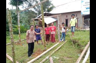 Ilhamsyah Mirman Founder RRc tengah memotivasi warga di daerah bencana membangun hunian sentara pasca rumah mereka rusak  diguncang gempa. (dok/fb @ilhamsyah...) 