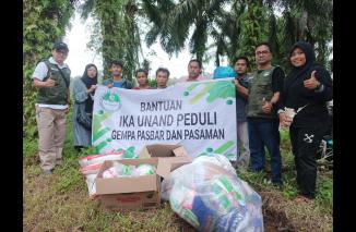 Ferry Suswanto (kiri) dan Riduan Nst (kanan) bersama warga Tombo Abu Pasaman. (dok) 