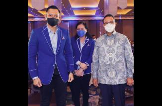 Imelda Sari di antara AHY (kiri) Anies (kanan) pada. pelantikan DPD Partai Demokrat DKI Jakarta, beberapa. haril lalu. (dok) 