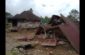 Tekad bersama tak biarkan korban gempa. basah dan berkeringat di tenda  pengungsian. (dok) 