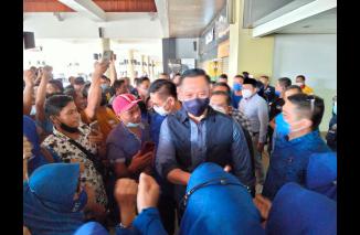 AHY mendarat di BIM diteriaki emak-emak Presiden RI, Senin 21 Maret 2022. (dok) AHY ke Sumbar disambut HM Nurnas bersama elite. kader Partai Demokrat se Sumanar di BIM, Senin 21 Maret 2022. (dok) 