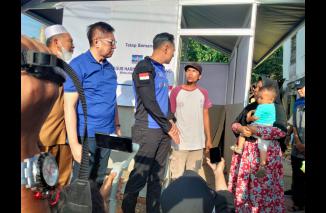 Bu Fitri dan korban bencana lain di  Pasaman Barat dan Pasaman sabar yaa, Insya Allah Demokrat bantu ibu-ibu semua, AHY tidur di tenda di Kajai Talamau, Senin 21 Maret 2022. (dok) 