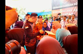 Putera sulung Presiden RI ke 6 SBY, Agus Harimurti Yudhoyono sampai di Malampah beri semangat dan bantu Huntara serta Sembako pada warga korban gempa bumi di Malampah, Selasa 22 Maret 2022. (dok) 
