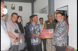 Solidaritas Bawaslu se Indonesia, Abhan serahkan bantuan kepada komisioner tertimpa bencana gempa bumi di Pasaman Barat, Rabu 23 Maret 2022. (dok/ck) 