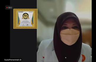 Hj Nevi dengan piagam. penghargaan sebagai TOP LEGISLATOR 2022. (dok/hadi) 