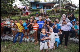 AHY bersama anak-anak spontan tanpa gimmick picture. (dok) 