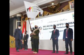 Hari ini Sari Lenggogeni resmi kibarkan panji BPPD Sumbar, dilantik Gubernur disaksikan Menparekraf Sandaaga Uno. (dok/gusrik) Siang tadi di Auditorium Istana Gubernur Sumbar, Sari Lengoggeni kibarkan panji BPPD Sumabar disaksikan Menparekraf Sandiaga Uno