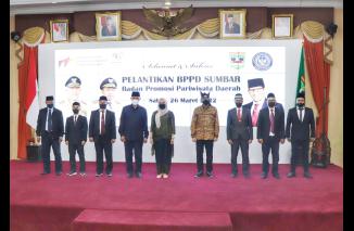 Sari Lenggogeni, diapit Gubernur dan Menparekraf bersama 8 anggota BPPD Sumbar, Sabtu 26 Maret 2022.  "Rendang pakai bumbu dari minang taste banget.."