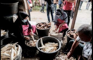 Aktifitas podok karupuak kala minyak goreng dan ubi murah. (dok/fjkipbkt) 