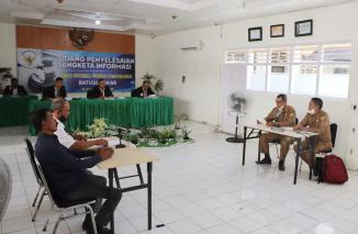 Komisi Informasi Sumbar gekar sidang ditempat penyelesaian sengketa informasi publik di ruang sidang Bawaslu Tanah Datar, Senin 28 Maret 2022. (gusrik) 