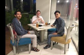 Asisten II Kedubes Australia Thomas Carr berdiskusi soal politik demgan dua peneliti Spektrum Politika Institute, Rabu 30 Maret 2022. (dok/spi) 