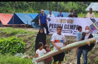 Korlap Aksi Kemanusiaan WAG TOP 100 serahkan karpet kepada korban gempa yang tinggal si tenda pengsungsian mandiri Rawang Bukiz Lintang, Jumat 4 Maret 2022. (dok) 