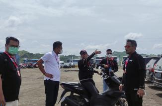 Dony Oskaria, Minggu 20 Maret 2022 tengah cheking akhir beberapa jam sebelum puncak MotoGP di Mandalika. (dok) 