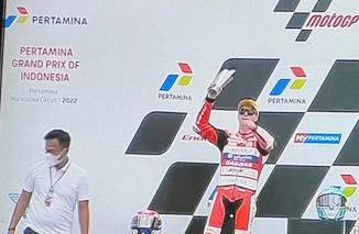 Dony Oskaria serahkan trophi Moto2 ke Somkiat Chantra Juara, Rider Pertamina, Minggu 20 Maret 2022. (dok) 