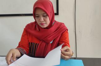 Mediator Tanti Endang Lestari sukses mendamaikan PKN dengan Pemerintahan Nagari Atar dan Buo di ruang mediasi pada sidang ditempat di Bawaslu Tanah Datar, Rabu 30 Maret 2022. (dok) 