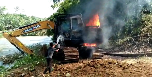 Excavator untuk buka jalan di Tanjung Belit terbakar, Rabu 13 April 2024. (koko) 