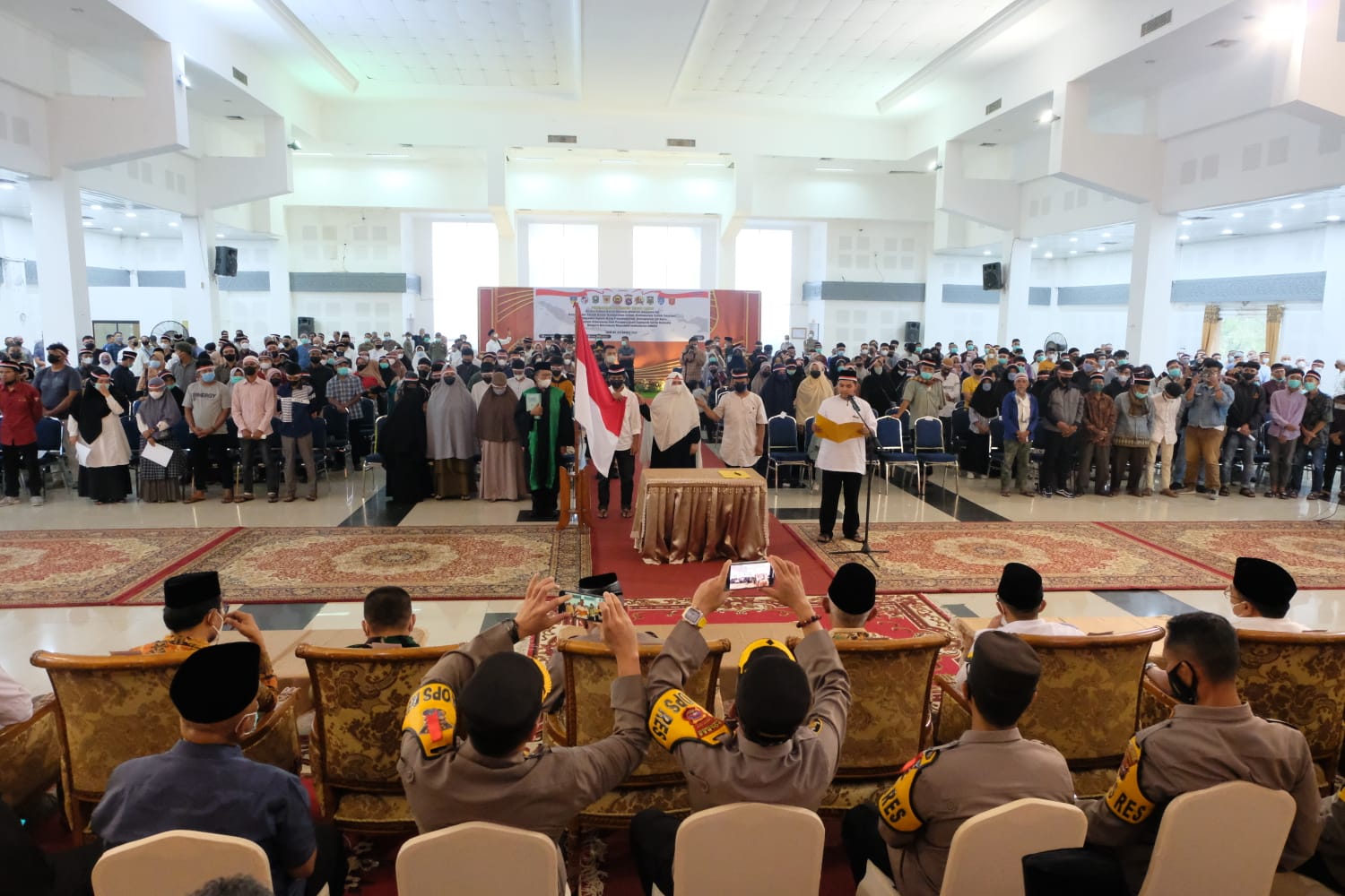 Kapolda Irjen Pol Teddy Minahasa terharu, lagi NII Sumbar cabut bai'at, Jumat 29 April 2022. (dok/pldsb) 