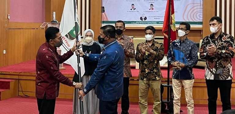 Dr Busyra serahkan pataka ke Hakim Agung RI Prim Haryadi tanda pengkuhan sebagai Ketua Umum DPP IKA FH Unand, Jumat 22 April 2022. (dok) 