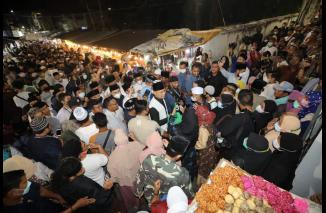 Ribuan peziarah sambut  AHY di Masjid Agung Makam Sunan Ampel pada malam 'Selikuran' 21 Ramadhan) di Surabaya. (dok) 