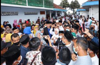 AHY dikerumuni masyarakat di Lumajang, Sabru 23/4-2022. (dok/facebook @Imeldasari) 