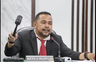 Ketua Majelis Komisioner KI Sumbar Adrian Tuswandi bacakan putusan mediasi sengketa informasi publik, Senin 4 April 2022. (gusrik) 