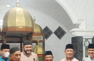 Syarizal Ucok mewakili Sekdaprov serahkan bantuan TSR Provinsi Sumba kepada ketua pengurus masjid. Baiturahman, Senin 4 Maret 2022. (dok/gf) 
