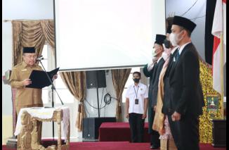 Sekdaprov atas nama Gubernur Sumbar melantik KPID Sumbar periode 2022-2025, Selasa 5 April 2022. Kamu harus tahu honor per bulan KPID Sumbar terkini.(dok) 