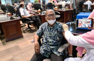 HM  Nurnas sedang divaksin Booster di DPRD Sumbar, Rabu 6 April 2022. "Allhamdulillah, ". (dok) 