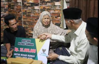 Gubernur lakukan  Singgah Sahur ke rumah Bu Neti, Kamis 7 April 2022.(dok/minfotik) 