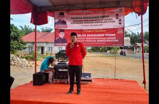 Anggota DPRD Sumnar Syamsul Bahri sosialisasikan Perda perlindungan lahan pertanian di daerah pemilihannya, Jumat. 8 April 2022. (dok/ck) 