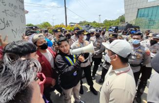 Aliansi Mahasisea Dharmasraya sampaikan 10 tuntutan ke pemerintah pusat melalui Ketua DPRD Dharmasraya, Senin 11 April 2022. (ko) 