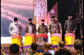 Wapres Ma'ruf Amin membuka secara resmi Gerakan Nasional Bangga Buatan Indonesia (Gernas BBI) di pelataran Jam Gadang, Kota Bukittinggi, Selasa 12 April 2022. (dok/mmc) 