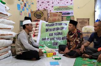 amanajemennPT BRM serahkan bantuan untuk korvan gempa di Malampah, Selasa 12 April 2022. (dok/ald)