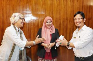 Komisioner KI Sumbar Tanti sukses damaikan Leon Agusta Institute dengan Dinas Kebudayaan Sumbar, Rabu 13 April 2022. (gusrik)