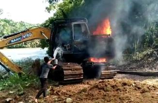 Excavator untuk buka jalan di Tanjung Belit terbakar, Rabu 13 April 2024. (koko) 